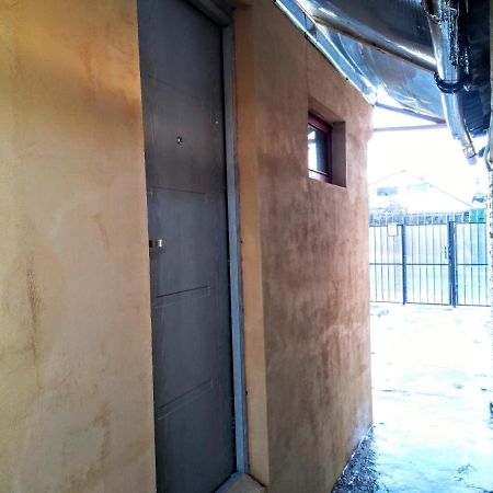 Two Rooms Rustic House - Self Check-In Bukarest Exteriör bild
