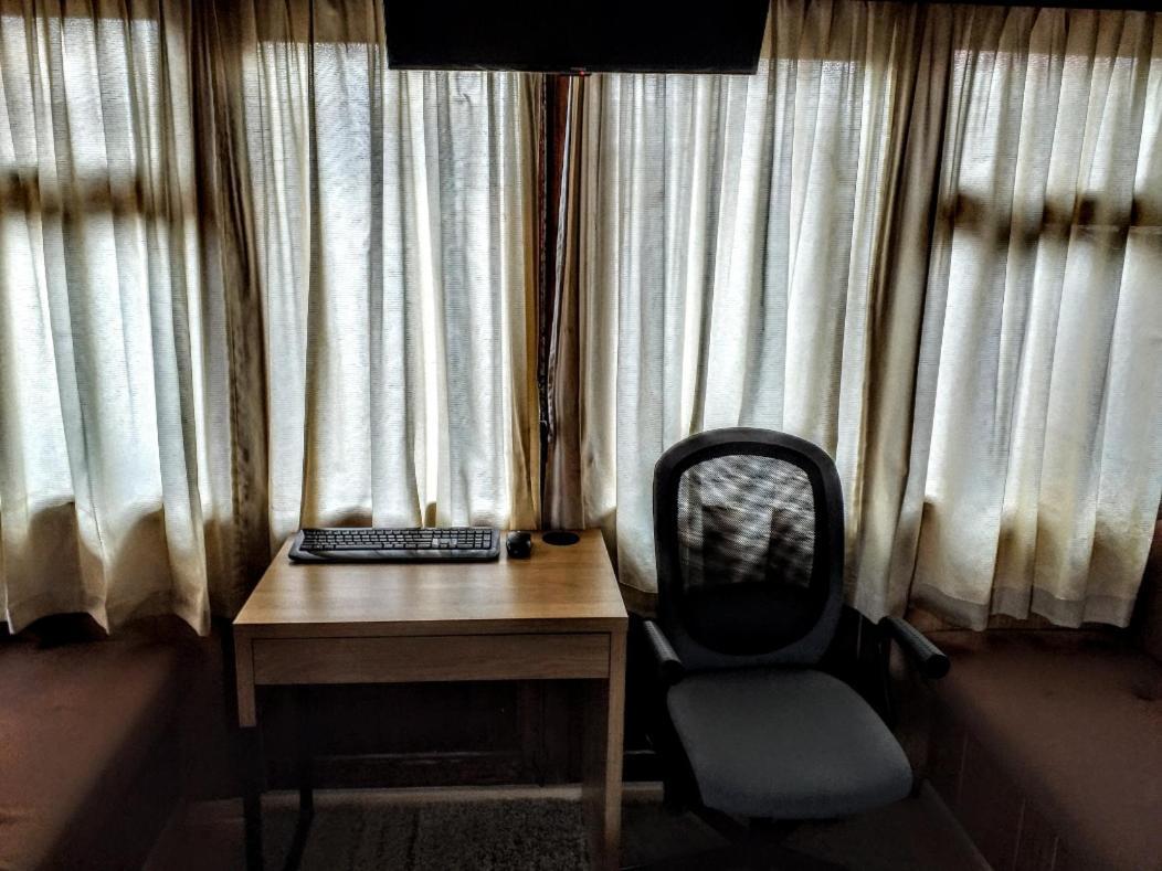 Two Rooms Rustic House - Self Check-In Bukarest Exteriör bild